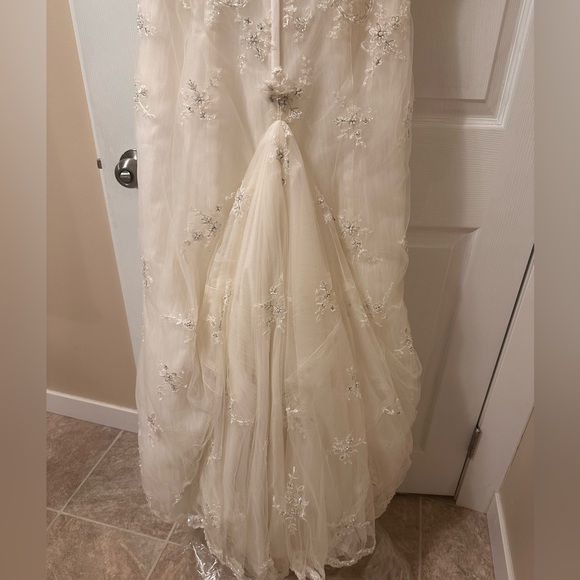 Oleg Cassini wedding dress ivory size 4 - Picture 8 of 11